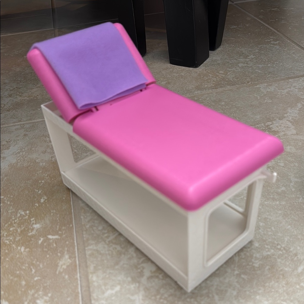 Dr Barbie Fast Cast Clinic Playset with Accessories - Picture 2 of 7